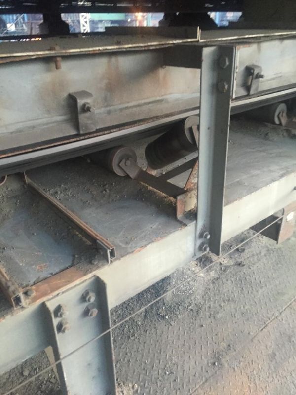 Use of a robot on conveyor belt